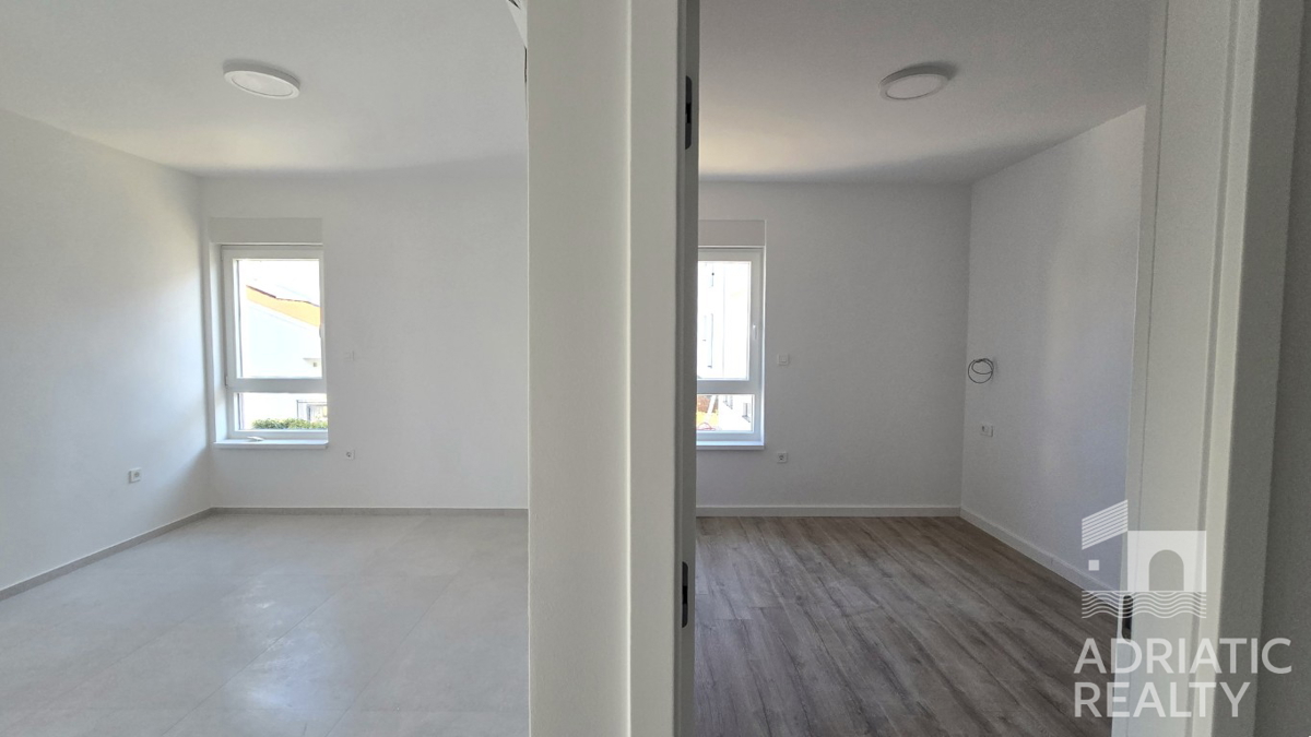 Vodice, nuova costruzione, appartamento con una camera da letto al piano terra a 600 m dalla spiaggia