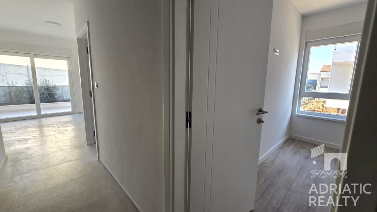 Vodice, nuova costruzione, appartamento con una camera da letto al piano terra a 600 m dalla spiaggia