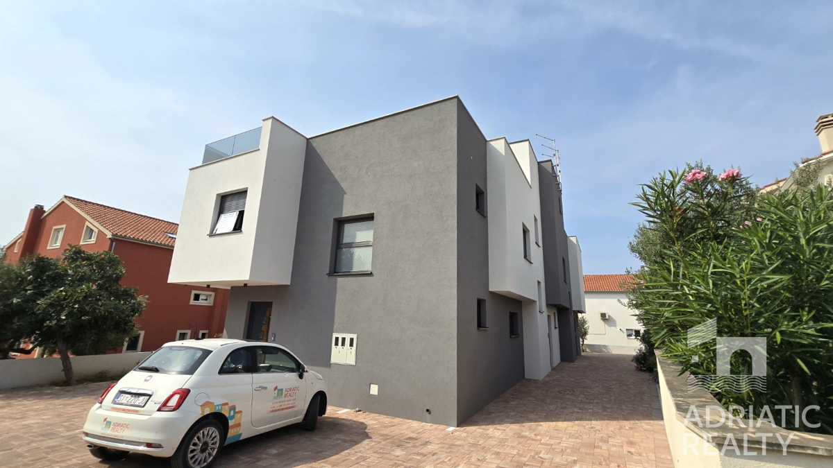 Vodice, appartamento su due piani in una moderna nuova costruzione vicino alla spiaggia