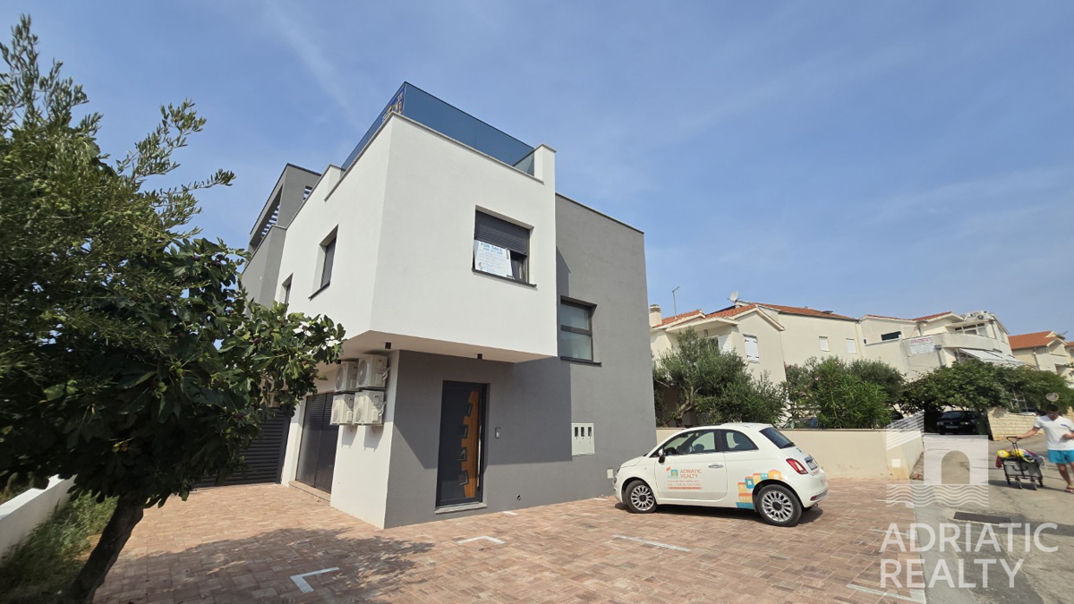 Vodice, appartamento su due piani in una moderna nuova costruzione vicino alla spiaggia