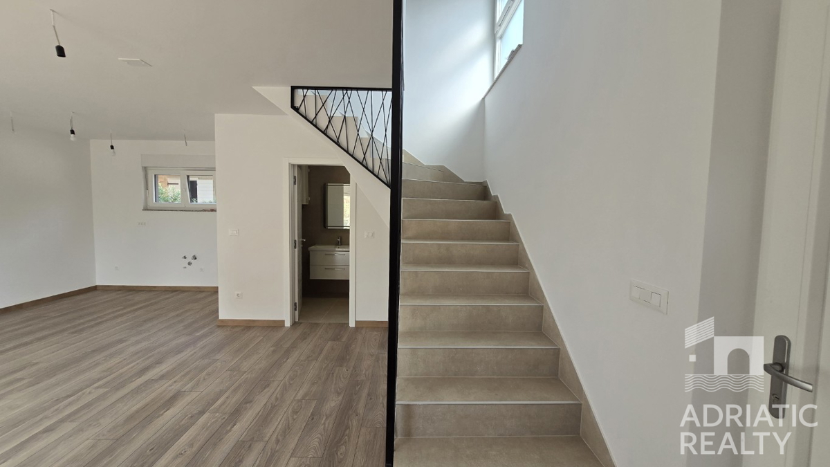 Vodice, appartamento su due piani in una moderna nuova costruzione vicino alla spiaggia