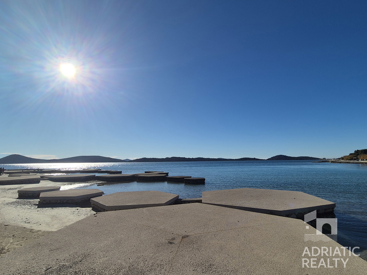 Vodice, casa bifamiliare moderna con piscina e vista mare