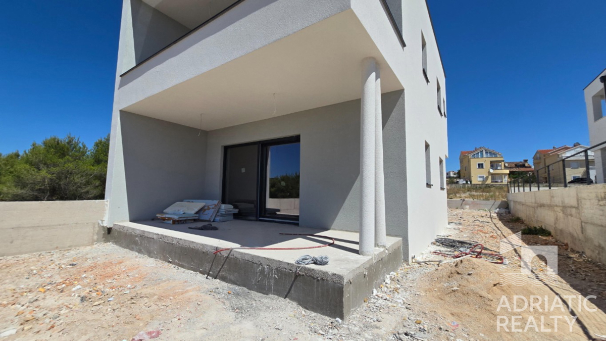 Nuova costruzione a Vodice - appartamento con giardino in un ambiente tranquillo