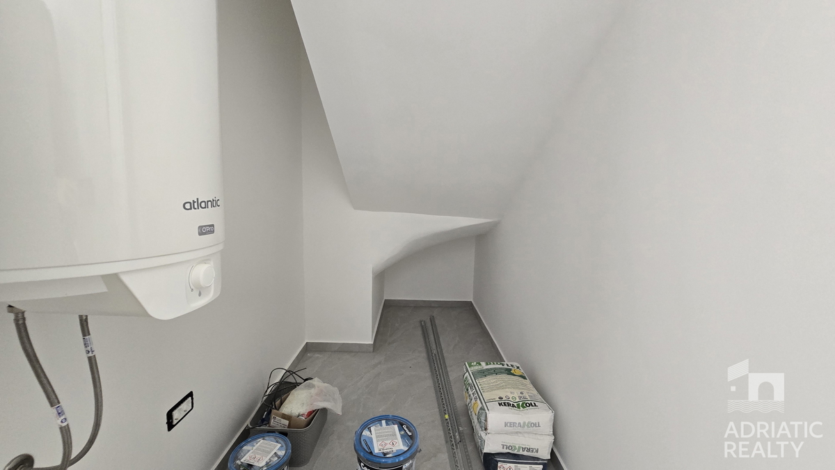 Vodice, appartamento su due livelli con giardino e 2 posti auto