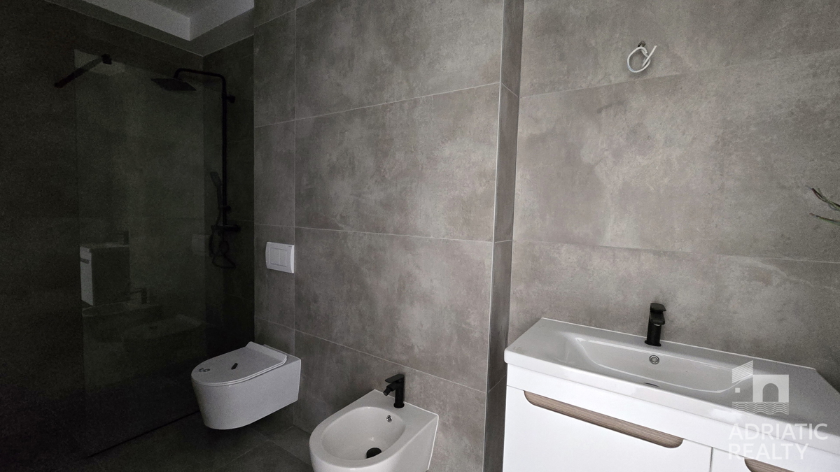 Vodice, appartamento su due livelli con giardino e 2 posti auto