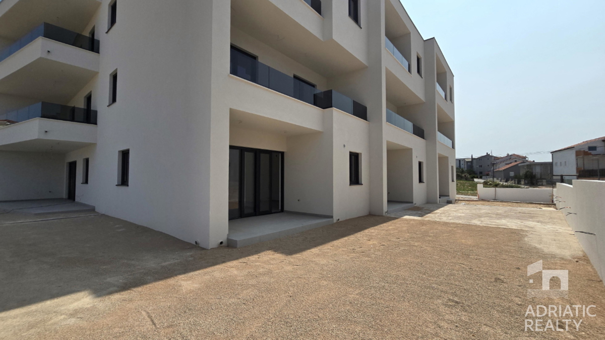 Vodice, appartamento su due livelli con giardino e 2 posti auto