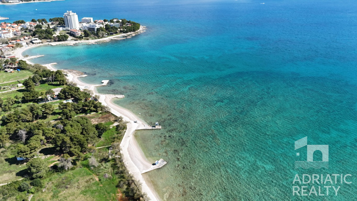 Vodice, appartamento su due livelli con giardino e 2 posti auto