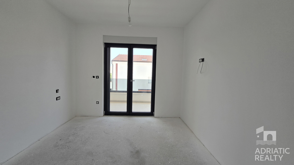 Vodice, appartamento su due livelli con giardino e 2 posti auto