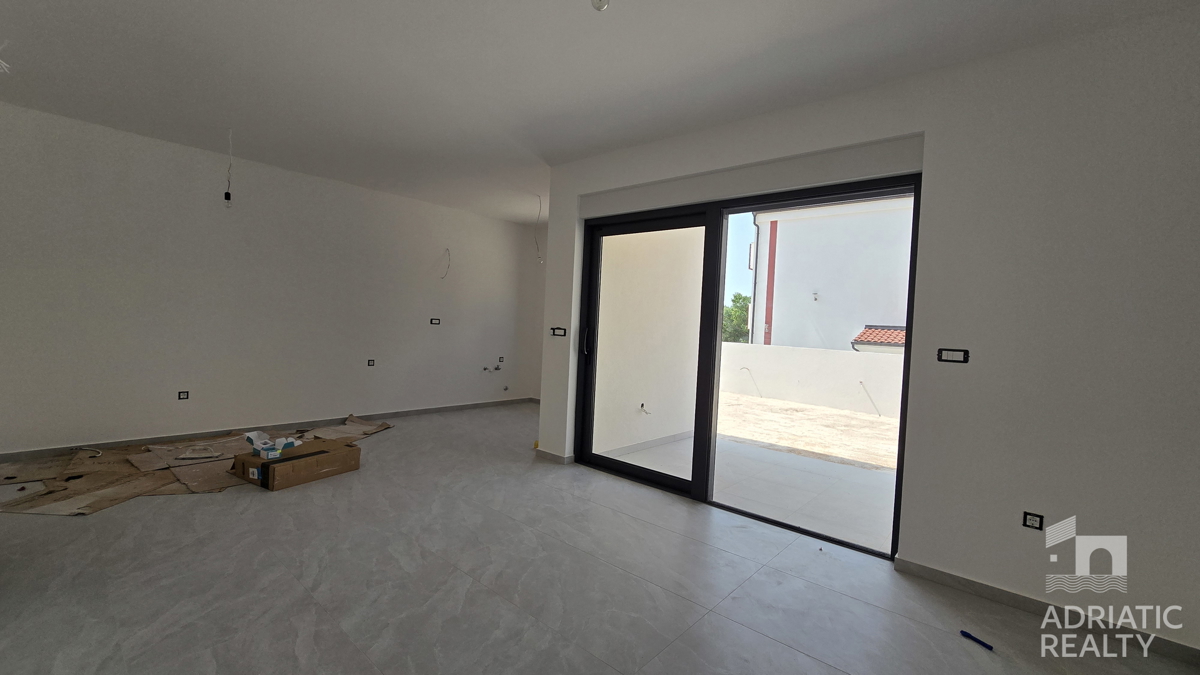 Vodice, appartamento su due livelli con giardino e 2 posti auto