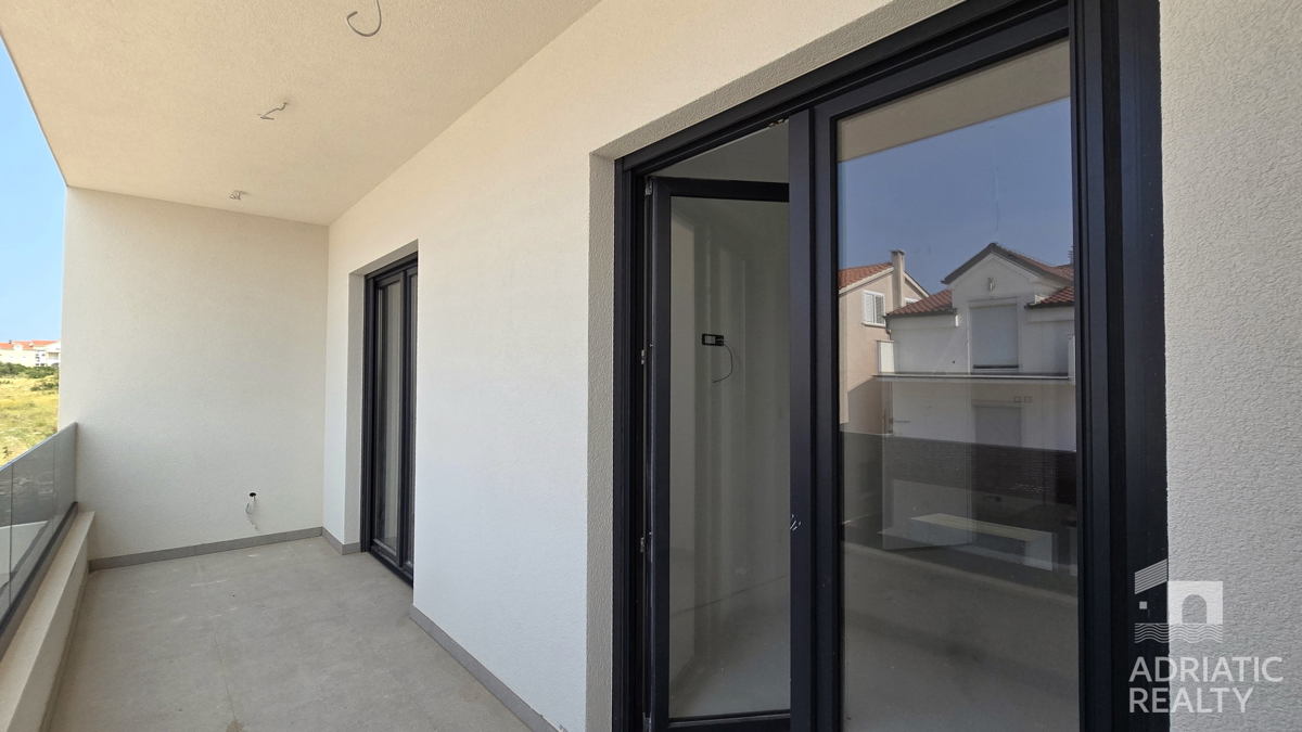 Vodice, appartamento su due livelli con giardino e 2 posti auto