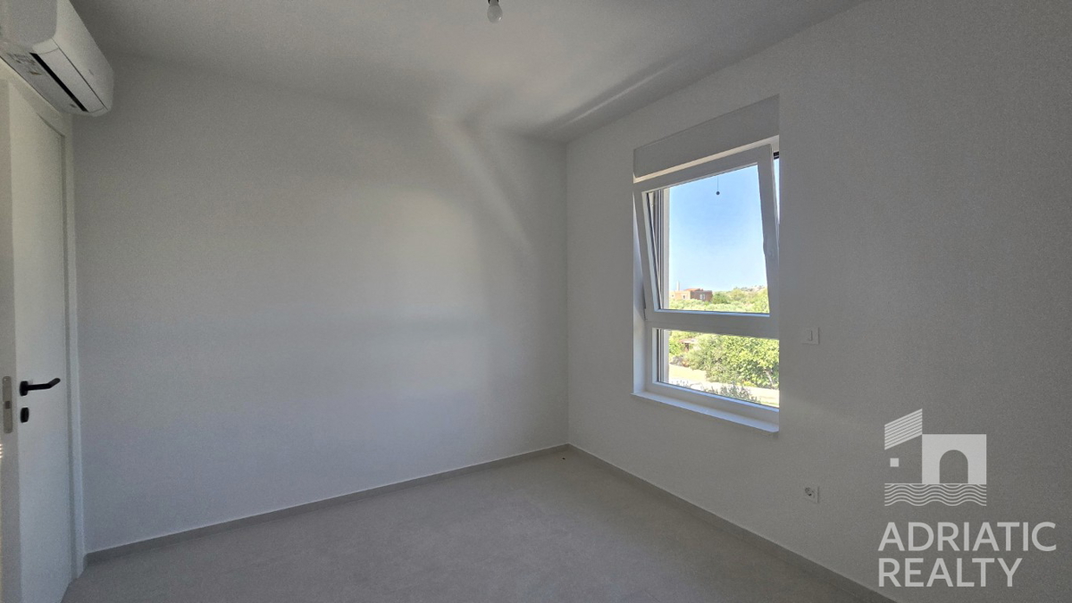 Vodice, appartamento con tre camere da letto, a 3 minuti dalla spiaggia, vista mare