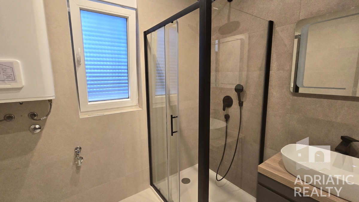 Vodice, appartamento con tre camere da letto, a 3 minuti dalla spiaggia, vista mare