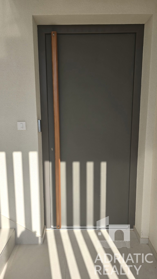 Vodice, appartamento con tre camere da letto, a 3 minuti dalla spiaggia, vista mare