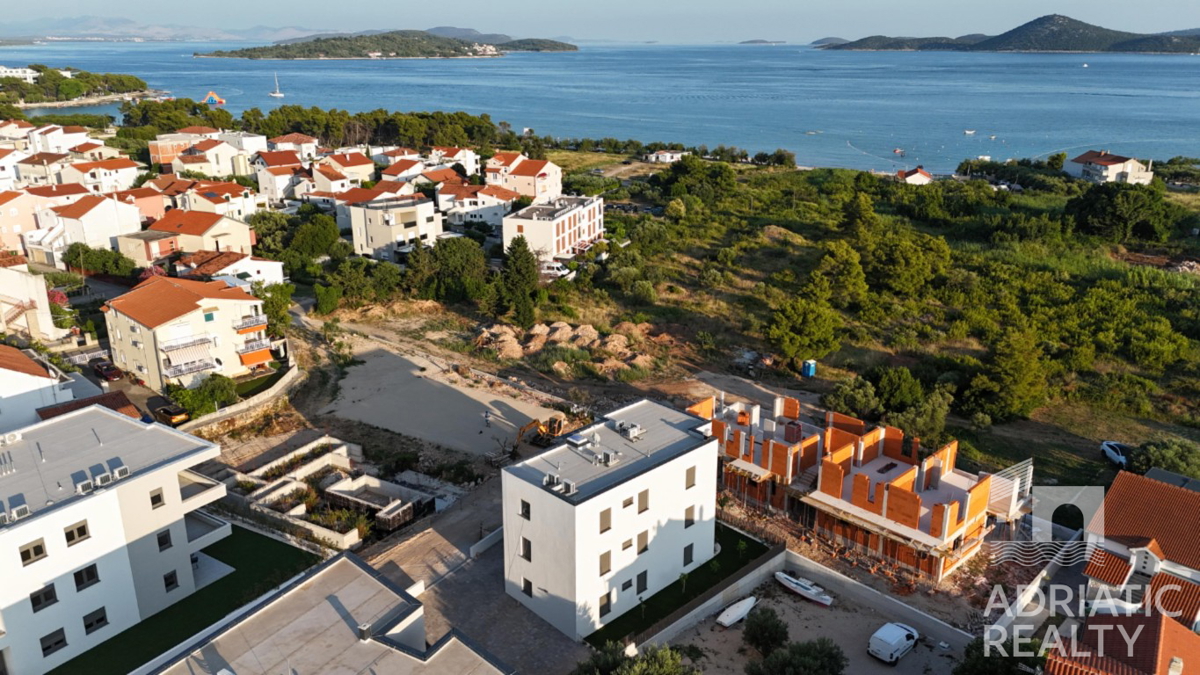 Vodice, appartamento con tre camere da letto, a 3 minuti dalla spiaggia, vista mare