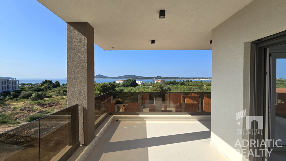 Vodice, appartamento con tre camere da letto, a 3 minuti dalla spiaggia, vista mare