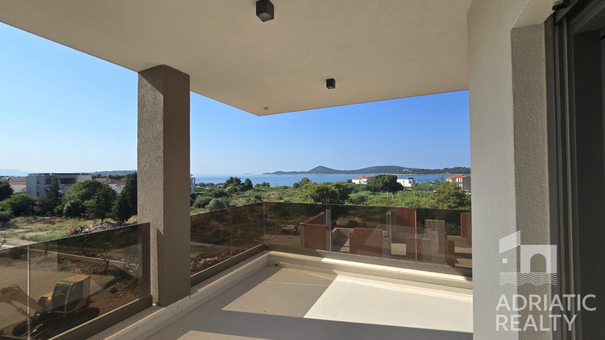 Vodice, appartamento con tre camere da letto, a 3 minuti dalla spiaggia, vista mare