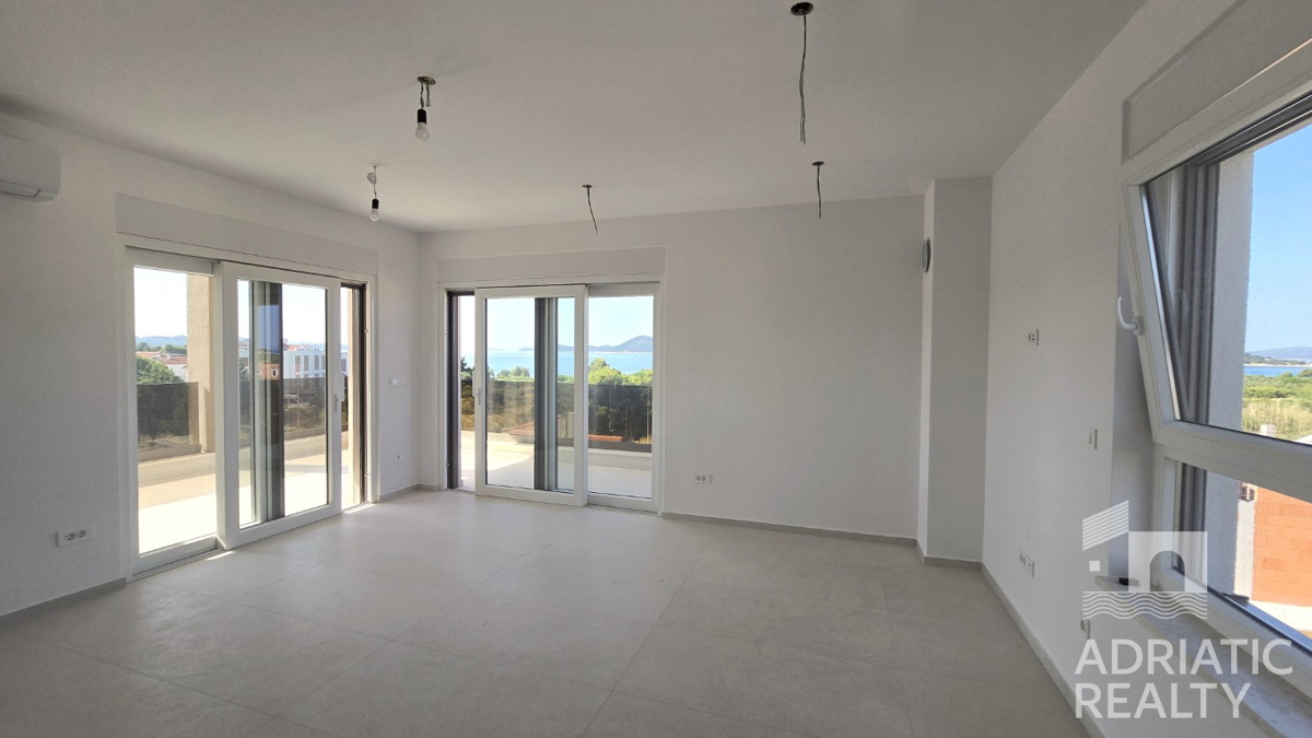 Vodice, appartamento con tre camere da letto, a 3 minuti dalla spiaggia, vista mare