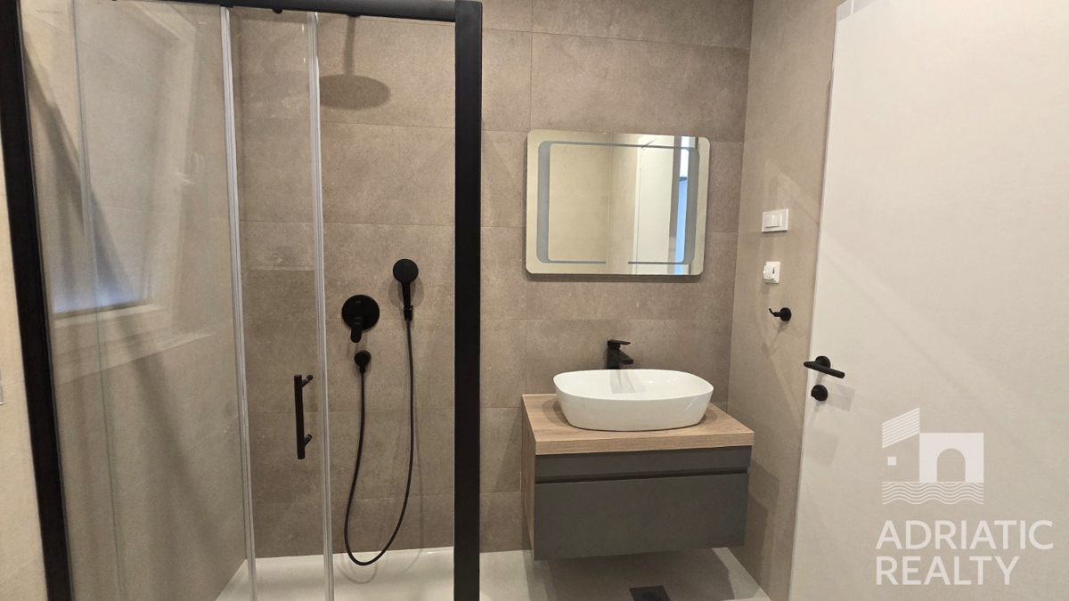 Vodice, appartamento con tre camere da letto, a 3 minuti dalla spiaggia, vista mare