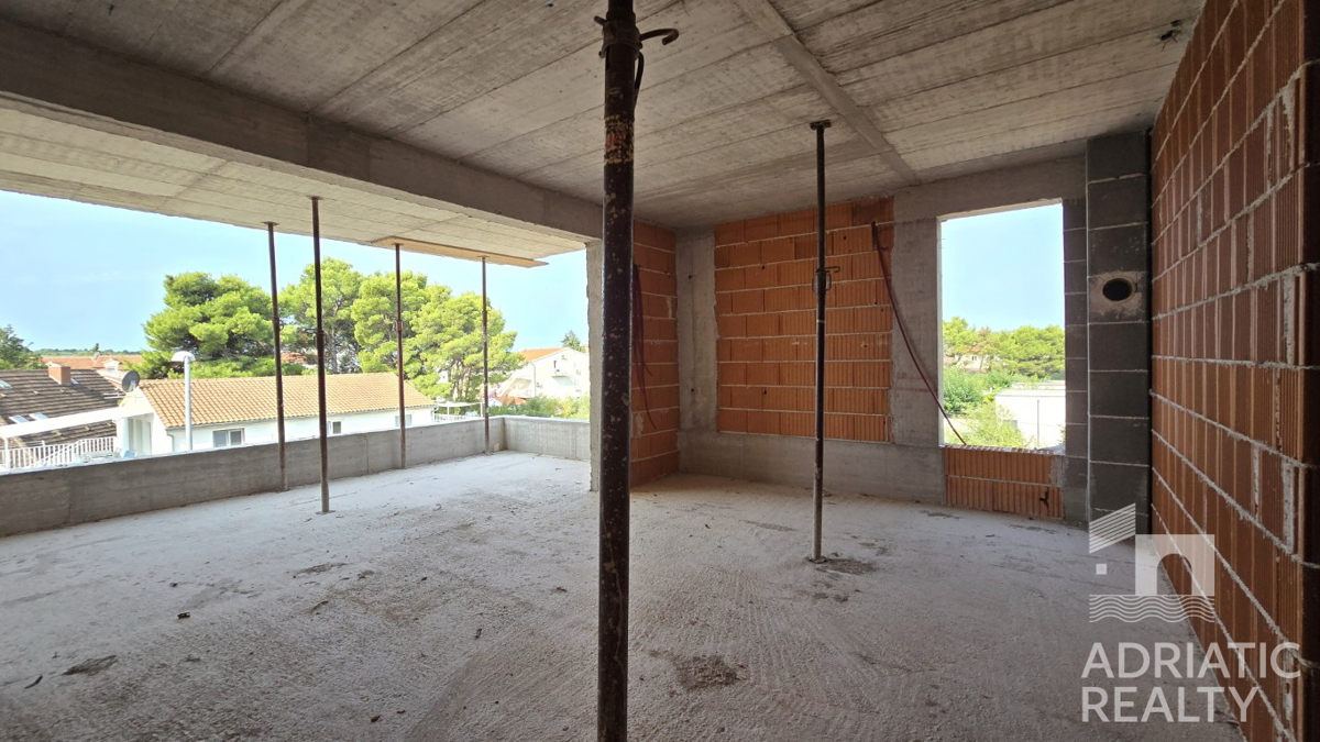 Srima, appartamento trilocale con terrazza e 2 posti auto, a 300 m dal mare