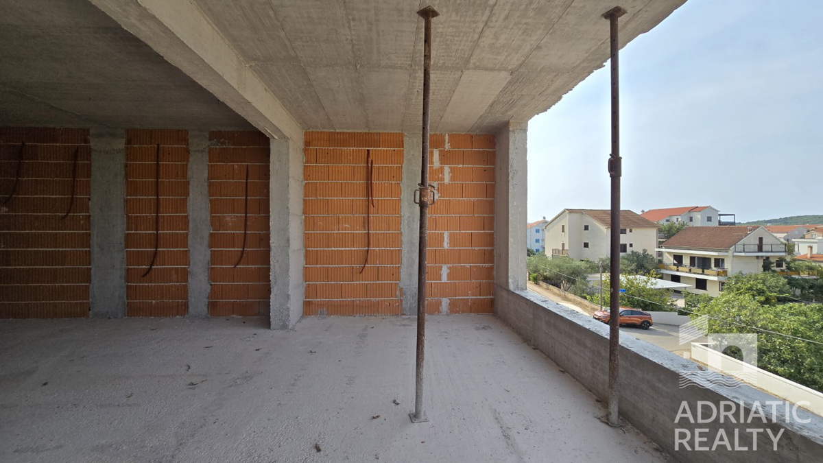 Srima, appartamento trilocale con terrazza e 2 posti auto, a 300 m dal mare