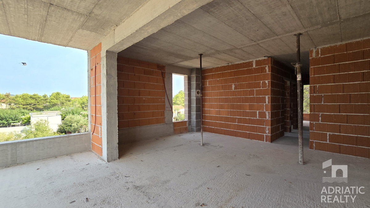 Srima, appartamento trilocale con terrazza e 2 posti auto, a 300 m dal mare