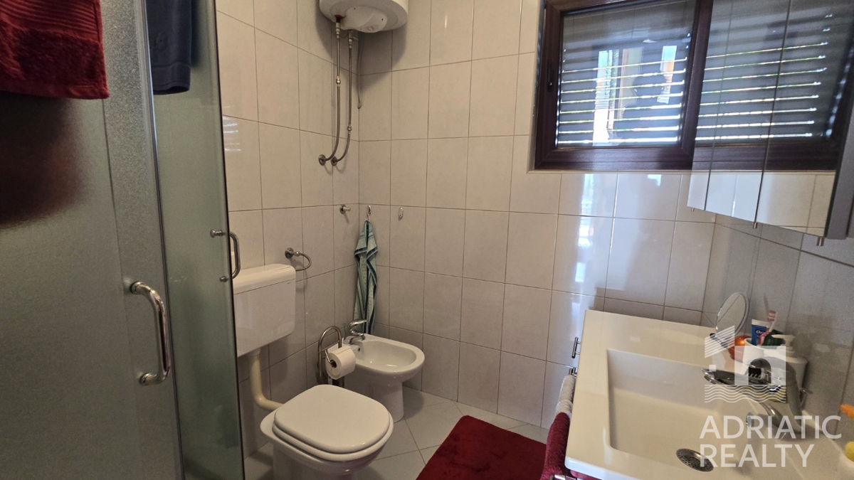 Vodice, casa familiare con appartamenti - occasione ideale per il turismo