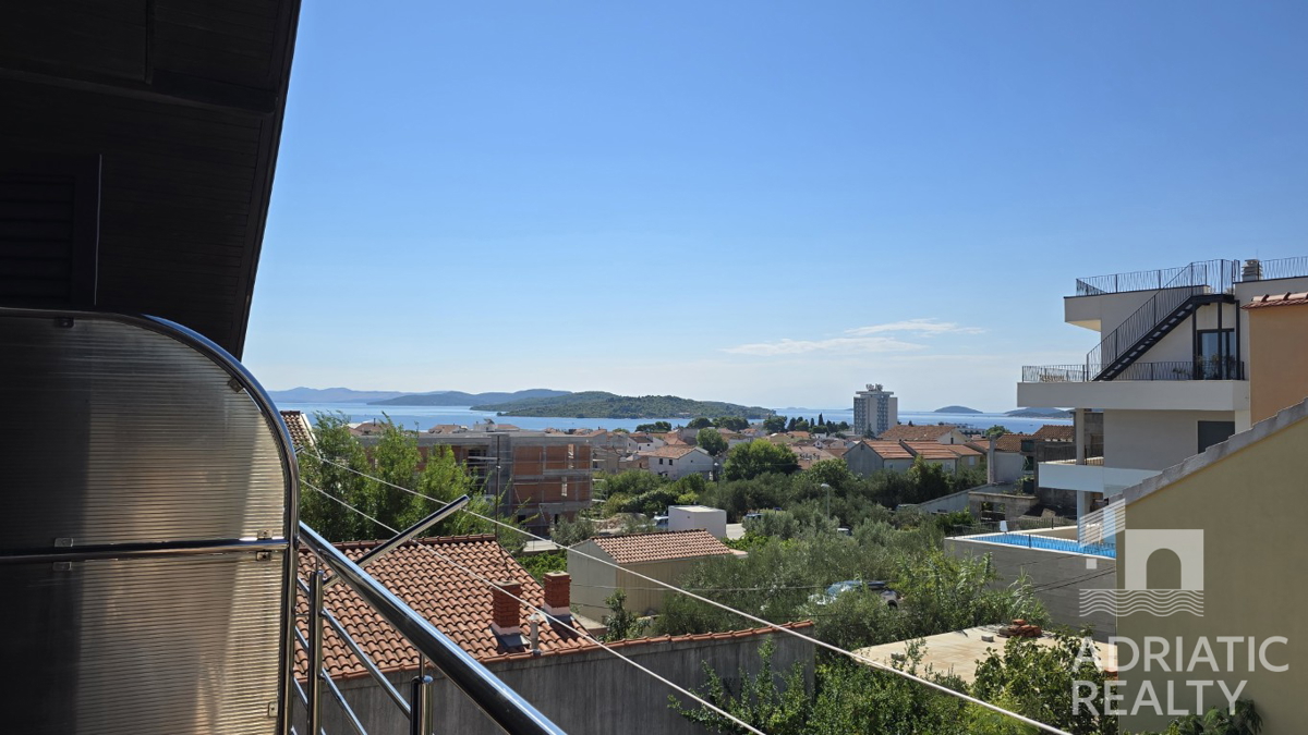 Vodice, casa familiare con appartamenti - occasione ideale per il turismo