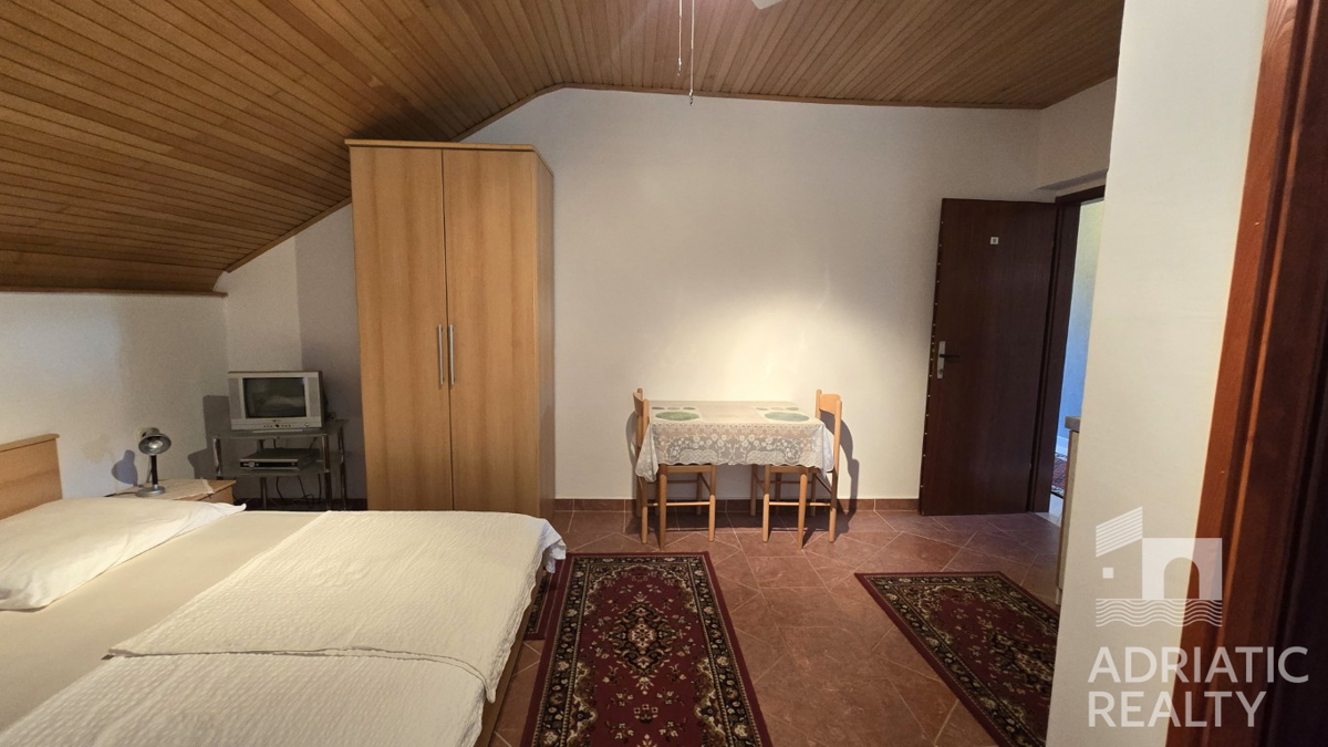 Vodice, casa familiare con appartamenti - occasione ideale per il turismo