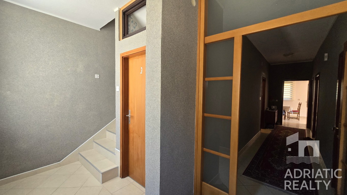 Vodice, casa familiare con appartamenti - occasione ideale per il turismo