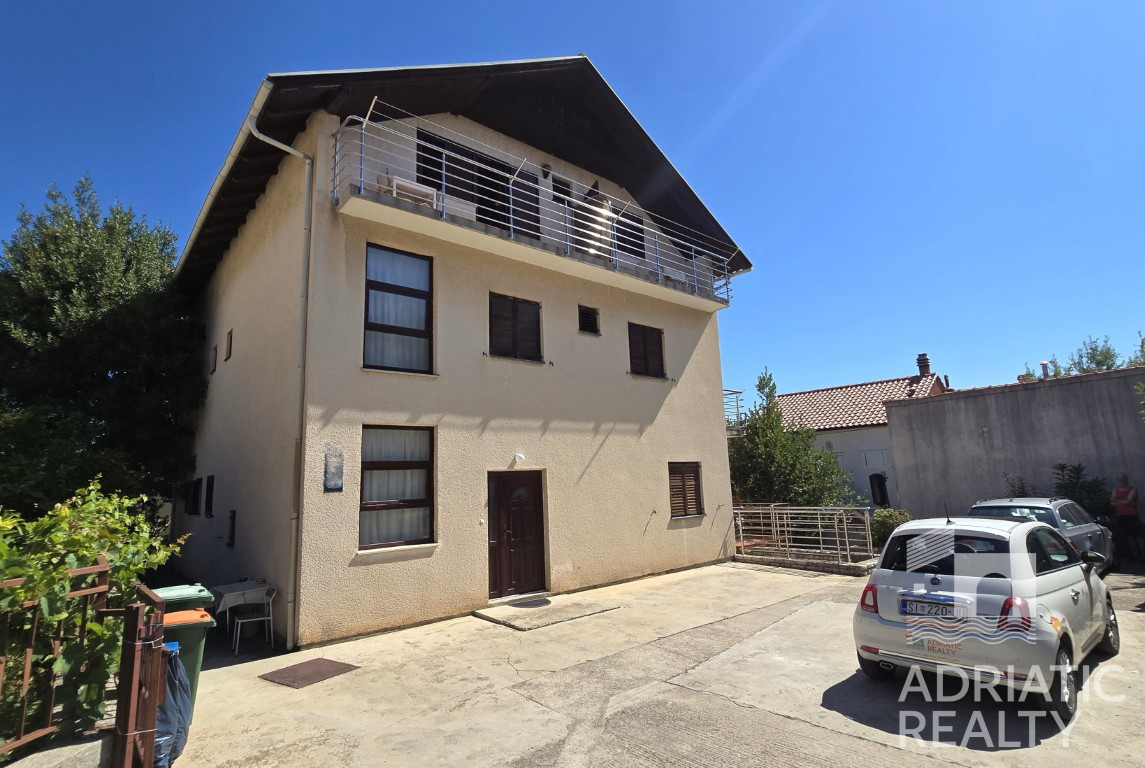 Vodice, casa familiare con appartamenti - occasione ideale per il turismo