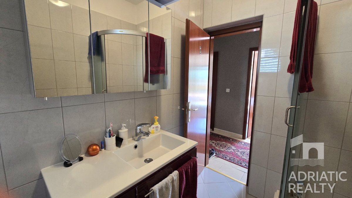 Vodice, casa familiare con appartamenti - occasione ideale per il turismo