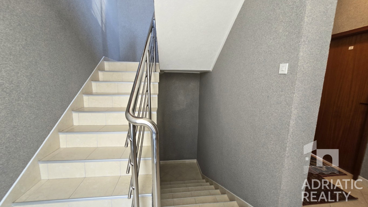 Vodice, casa familiare con appartamenti - occasione ideale per il turismo