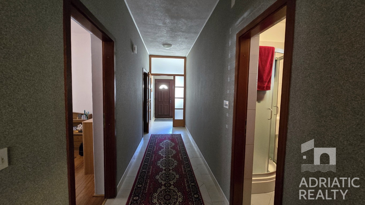 Vodice, casa familiare con appartamenti - occasione ideale per il turismo