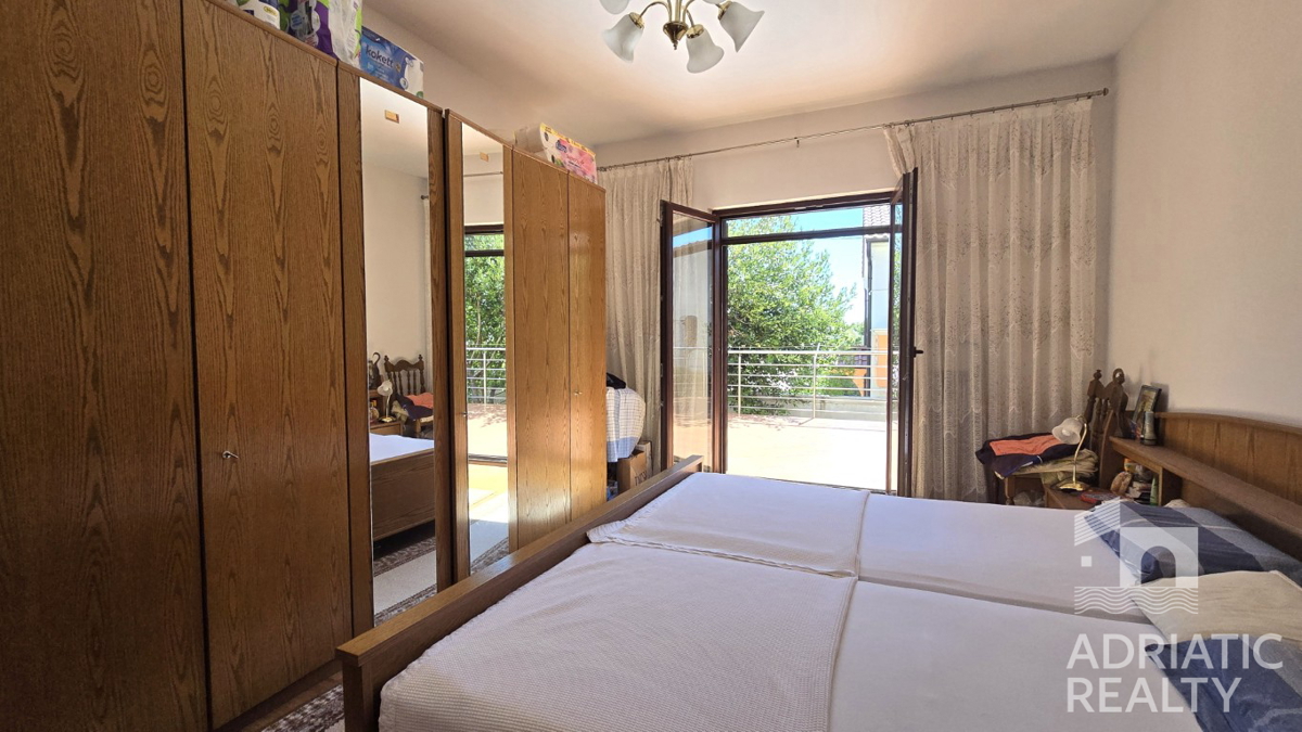 Vodice, casa familiare con appartamenti - occasione ideale per il turismo