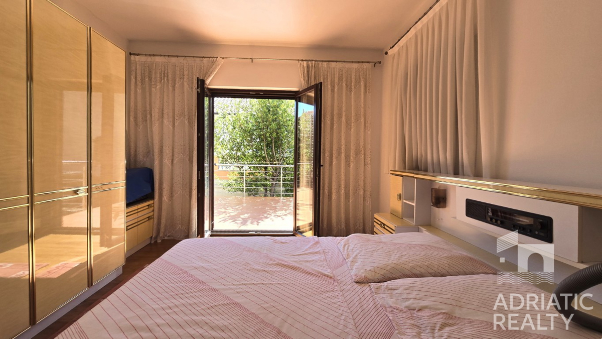 Vodice, casa familiare con appartamenti - occasione ideale per il turismo