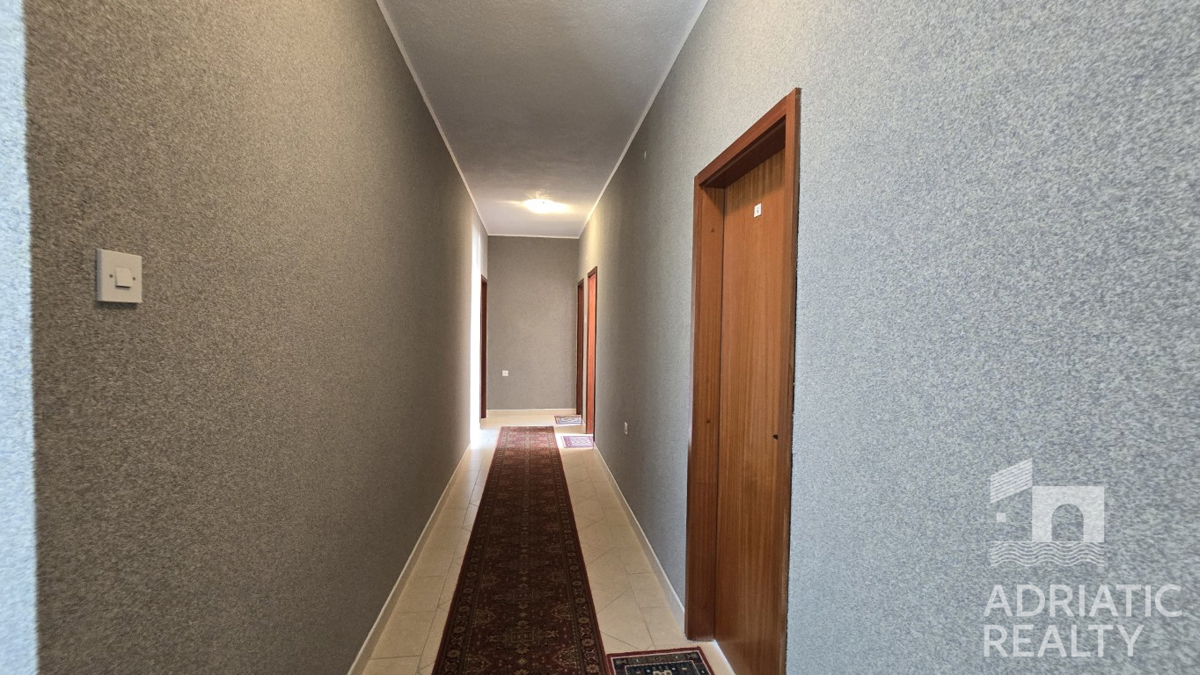 Vodice, casa familiare con appartamenti - occasione ideale per il turismo