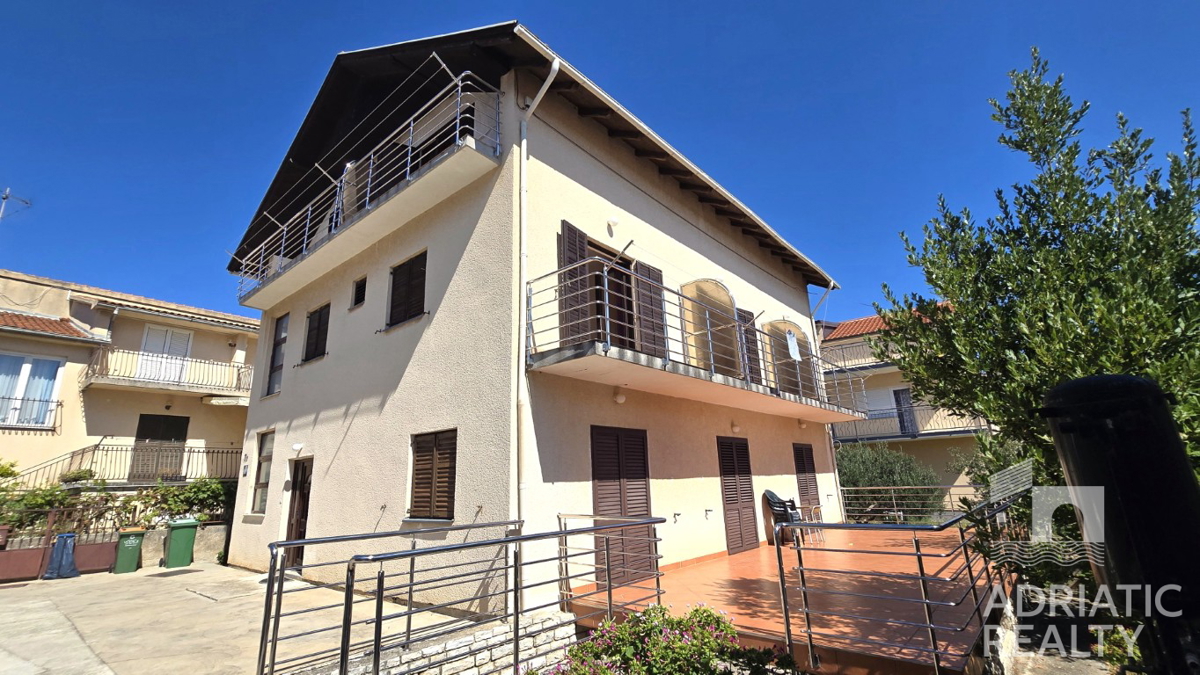 Vodice, casa familiare con appartamenti - occasione ideale per il turismo