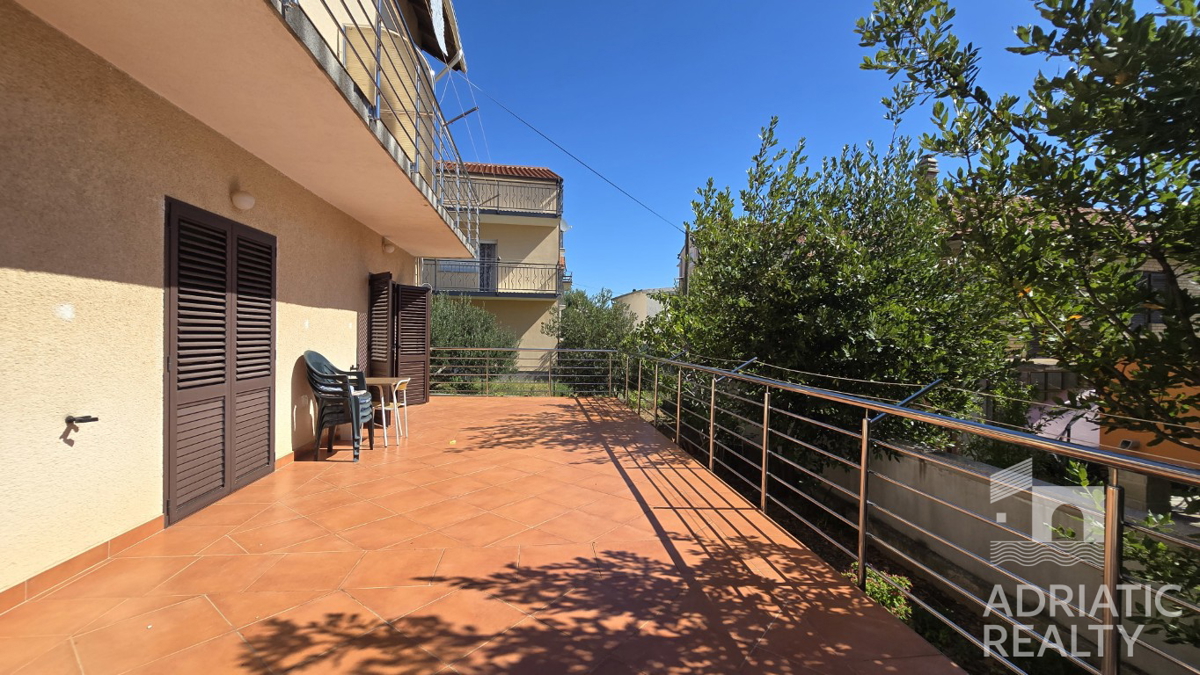 Vodice, casa familiare con appartamenti - occasione ideale per il turismo