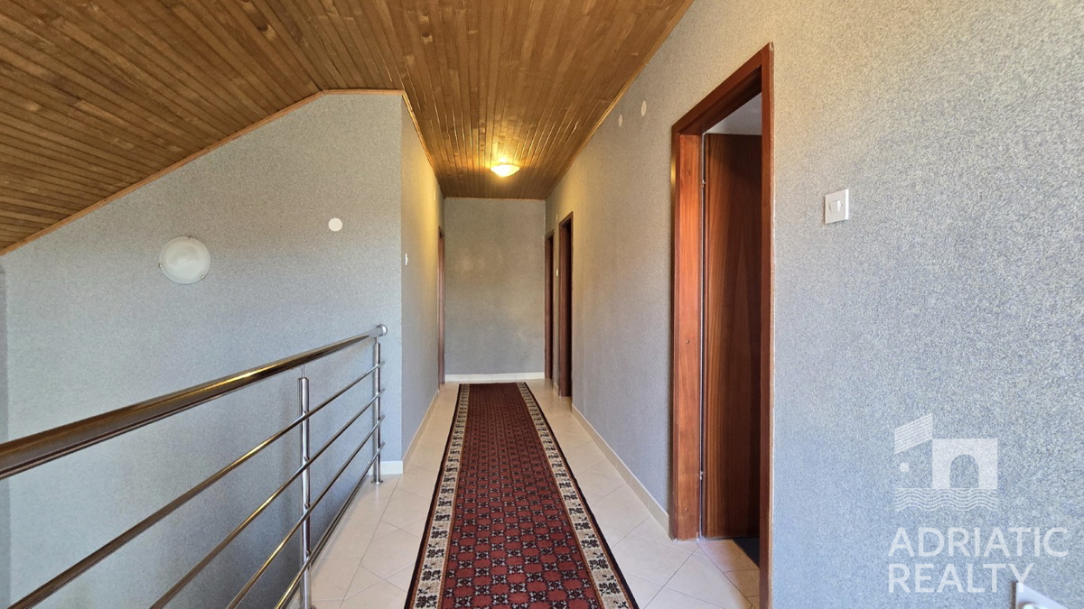 Vodice, casa familiare con appartamenti - occasione ideale per il turismo