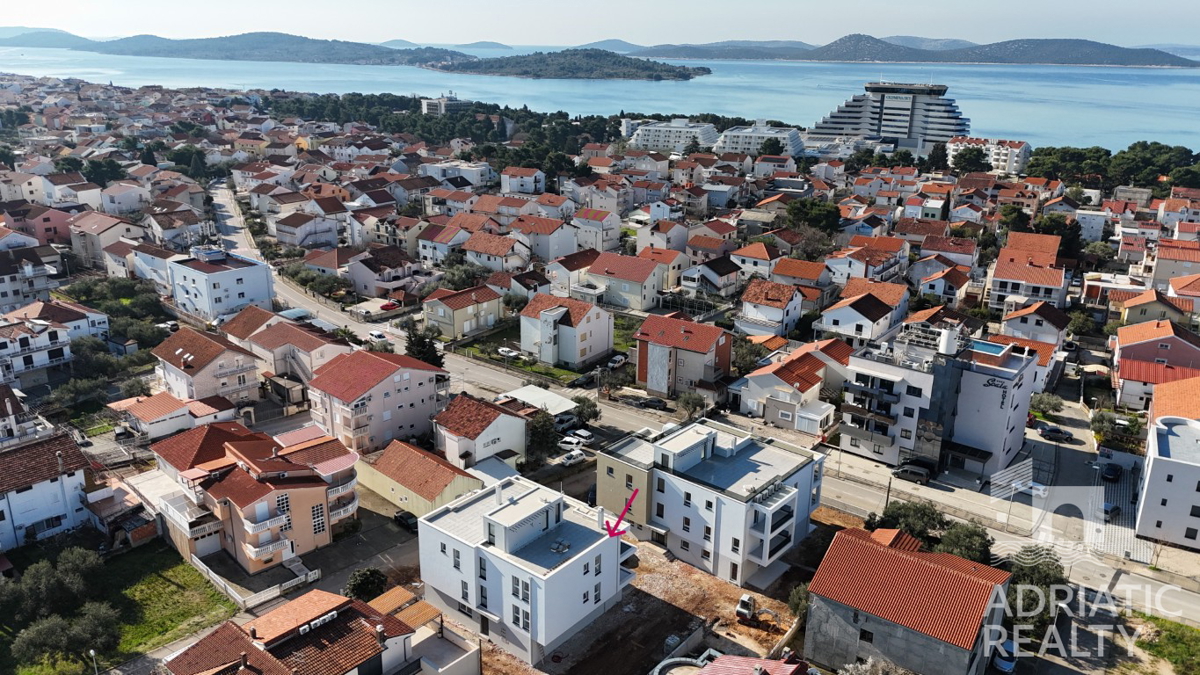Vodice, appartamento trilocale con terrazza sul tetto in nuova costruzione, 131,5 m2