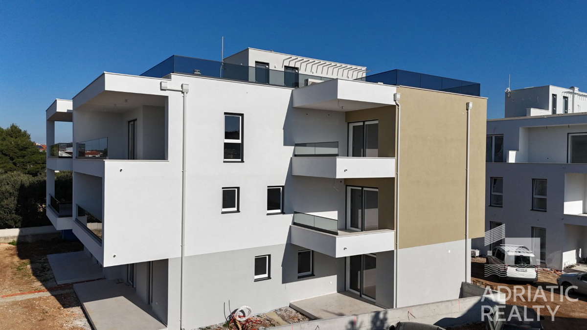 Vodice, appartamento trilocale con terrazza sul tetto in nuova costruzione, 131,5 m2
