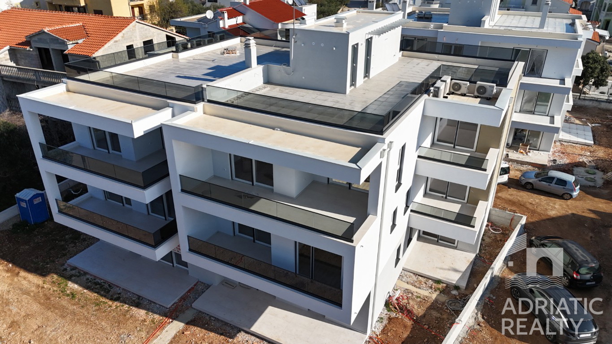 Vodice, appartamento trilocale con terrazza sul tetto in nuova costruzione, 131,5 m2
