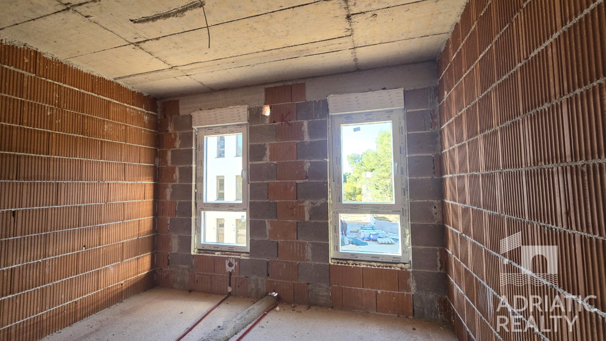 Srima, appartamento trilocale con ampio terrazzo e giardino di 196,80 m2