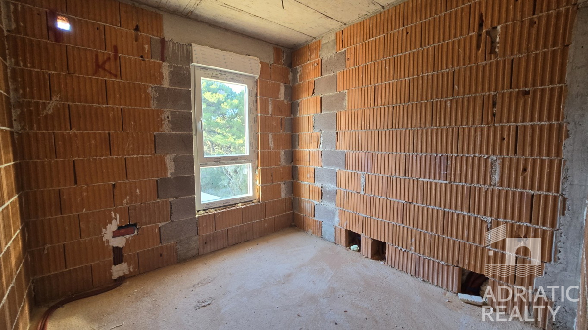 Srima, appartamento trilocale con ampio terrazzo e giardino di 196,80 m2