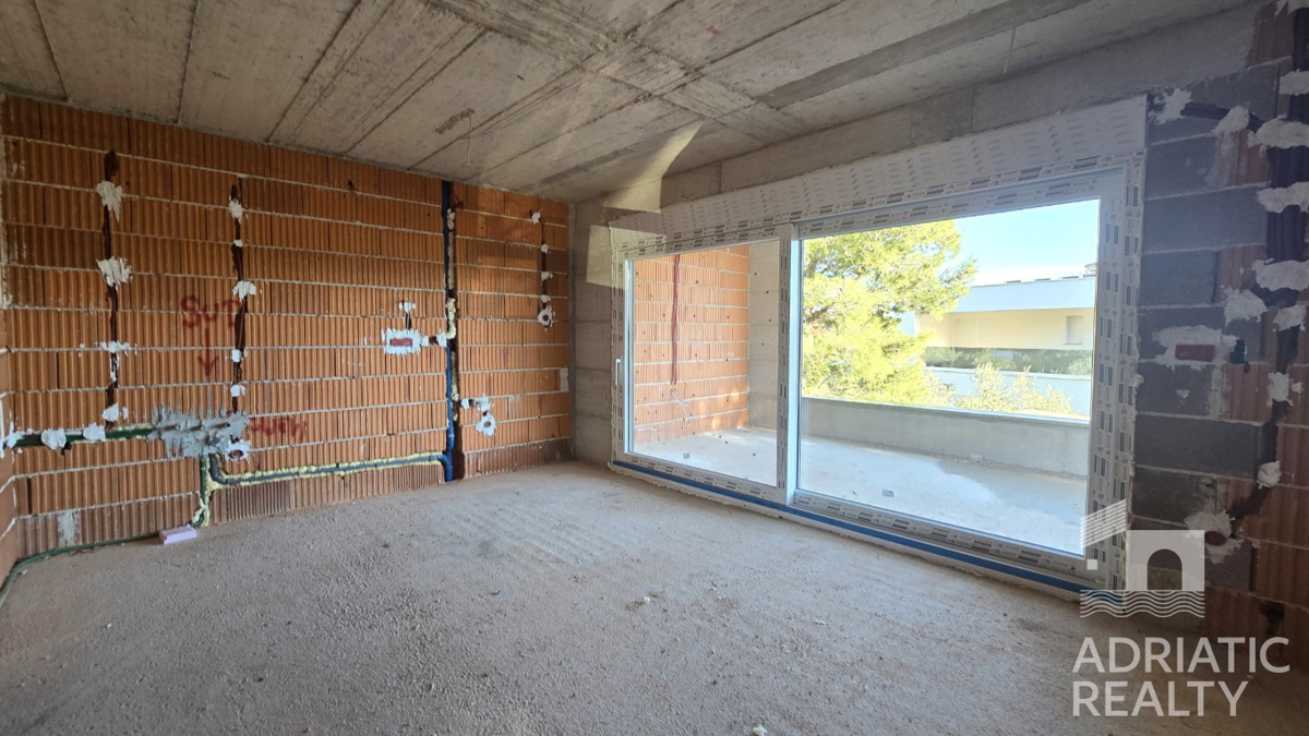 Srima, appartamento trilocale con ampio terrazzo e giardino di 196,80 m2