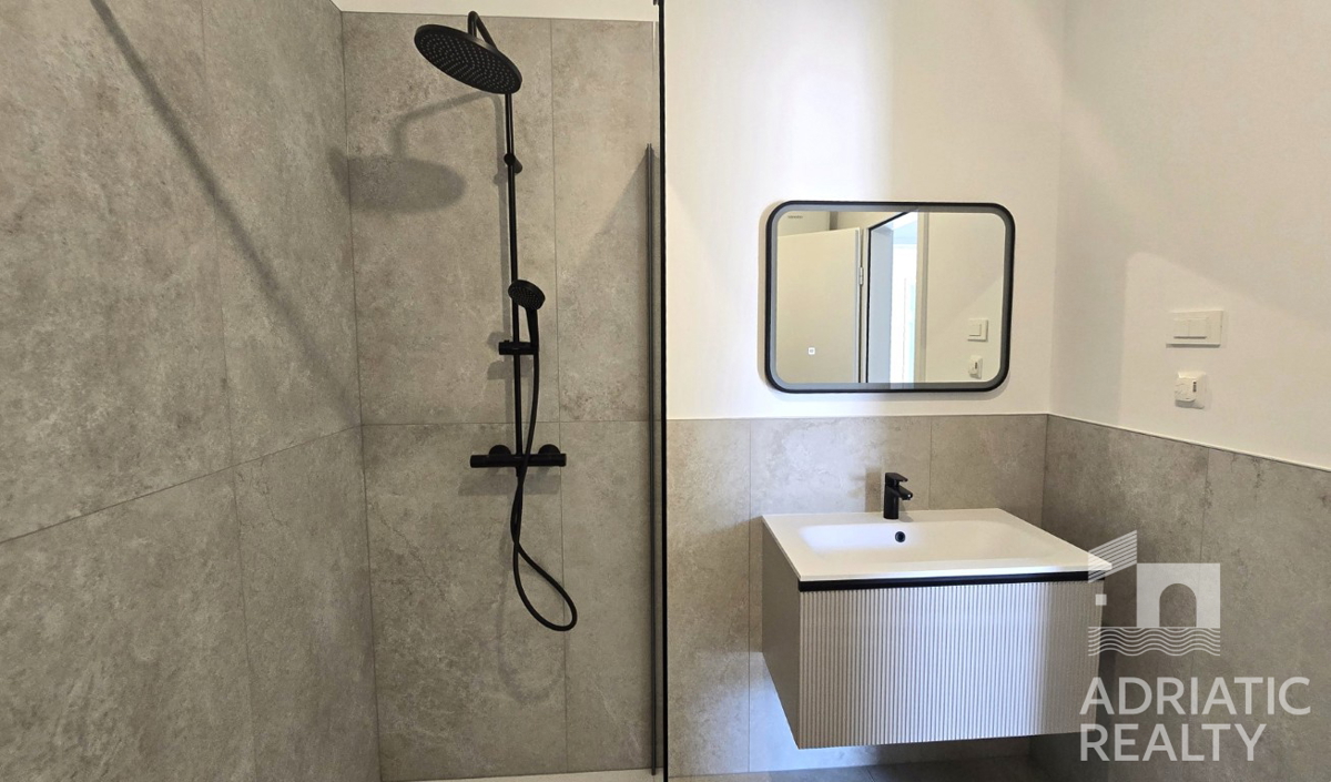 Tribunj, appartamento al piano terra con due camere da letto