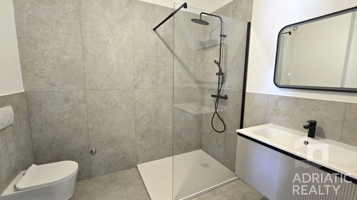 Tribunj, appartamento al piano terra con due camere da letto