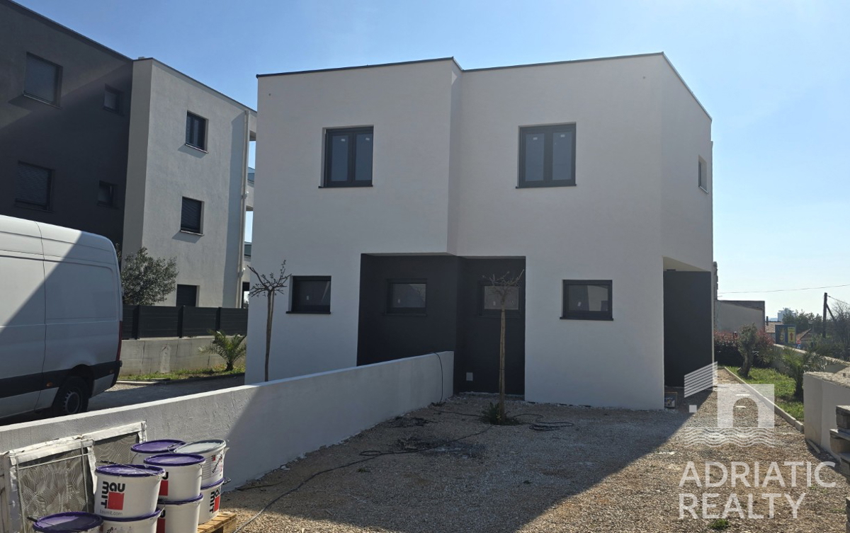 Vodice, casa moderna e funzionale in una posizione tranquilla