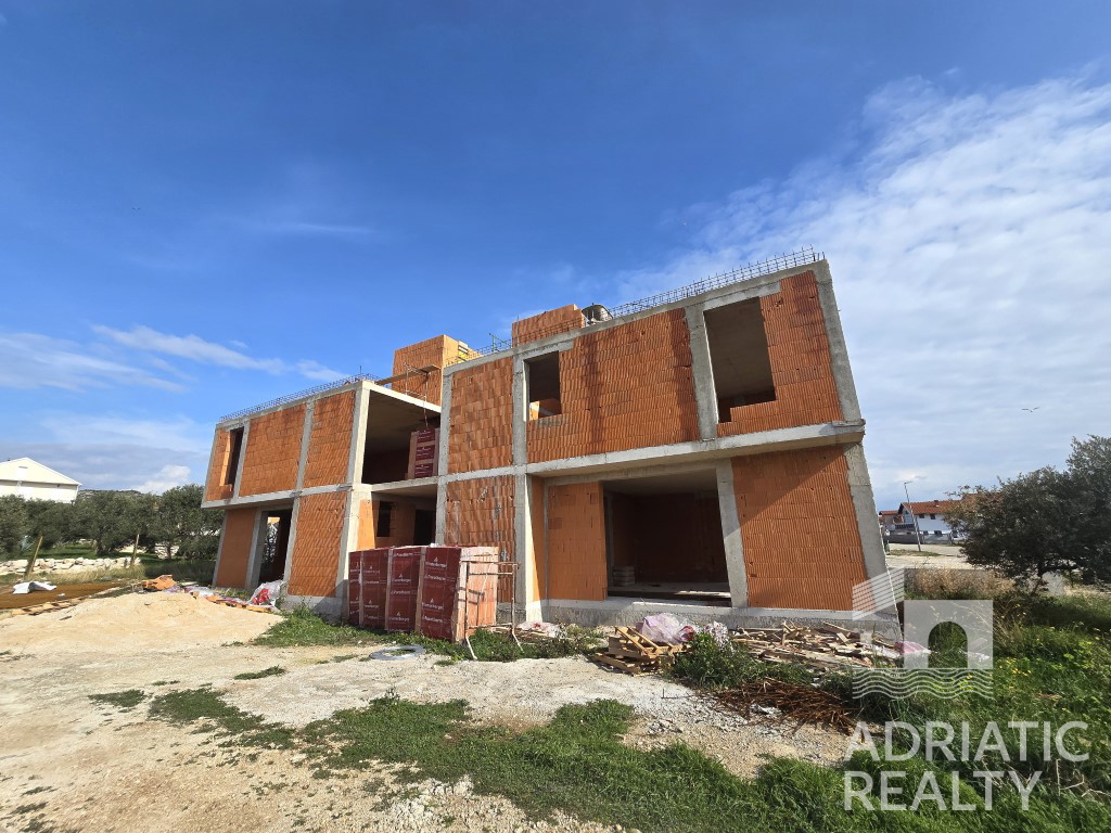 Tribunj, doppia casa con piscina e terrazza sul tetto, nuova costruzione