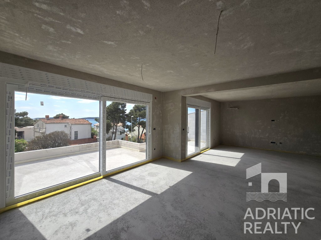 Brodarica, ampio attico, 156,65 m2, 70 m dal mare